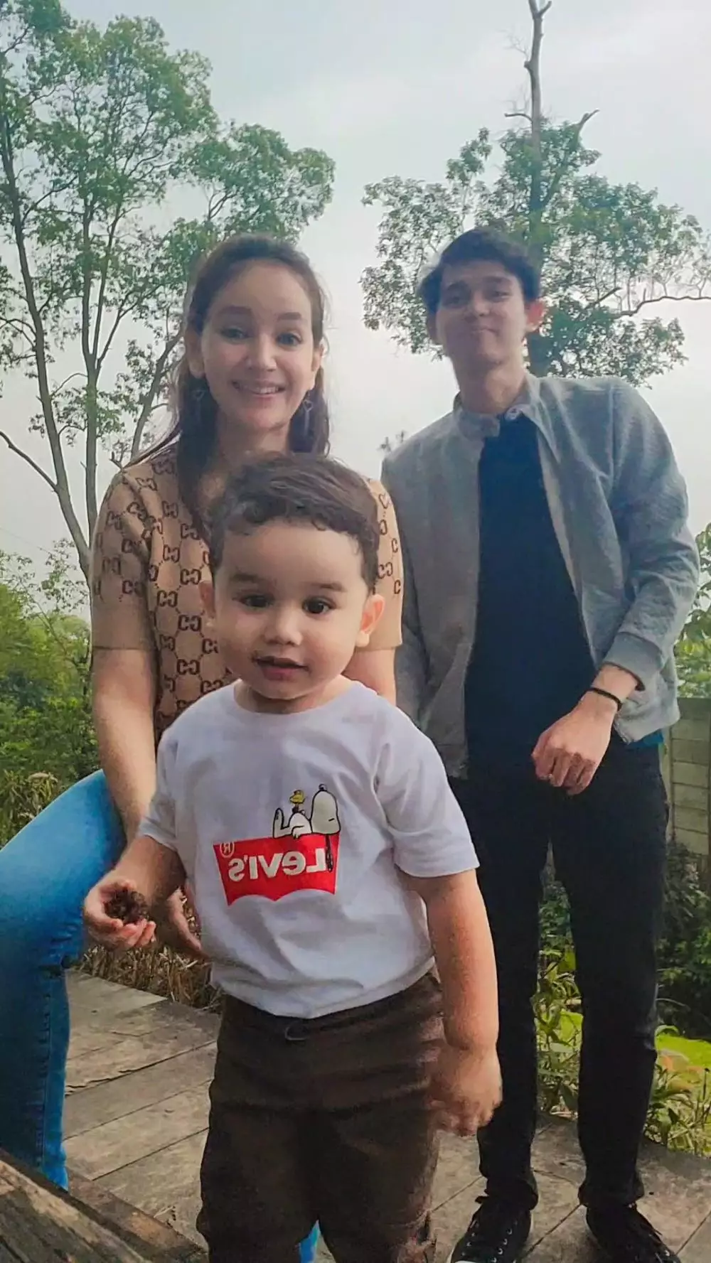 kedekatan angelica dan anak sambung © berbagai sumber kedekatan angelica dan anak sambung © berbagai sumber