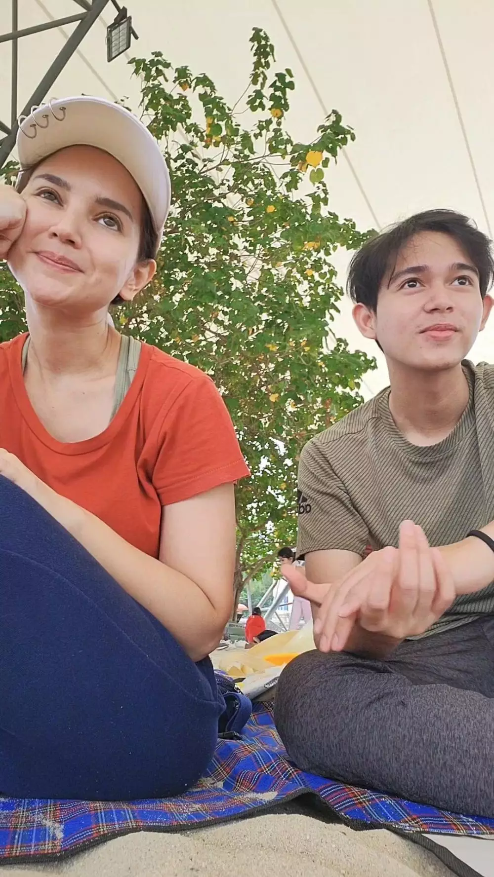 kedekatan angelica dan anak sambung © berbagai sumber kedekatan angelica dan anak sambung © berbagai sumber