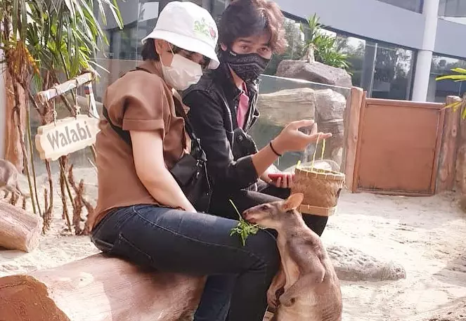 kedekatan angelica dan anak sambung © berbagai sumber kedekatan angelica dan anak sambung © berbagai sumber