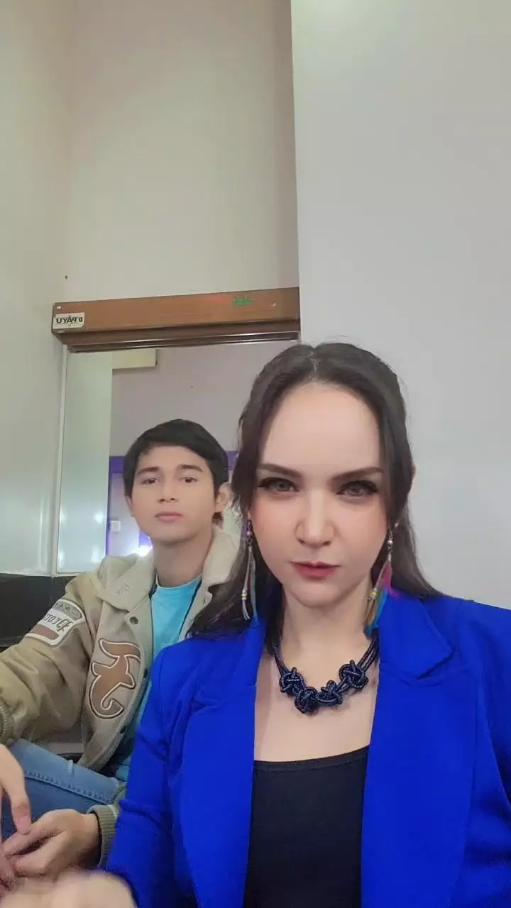 kedekatan angelica dan anak sambung © berbagai sumber kedekatan angelica dan anak sambung © berbagai sumber