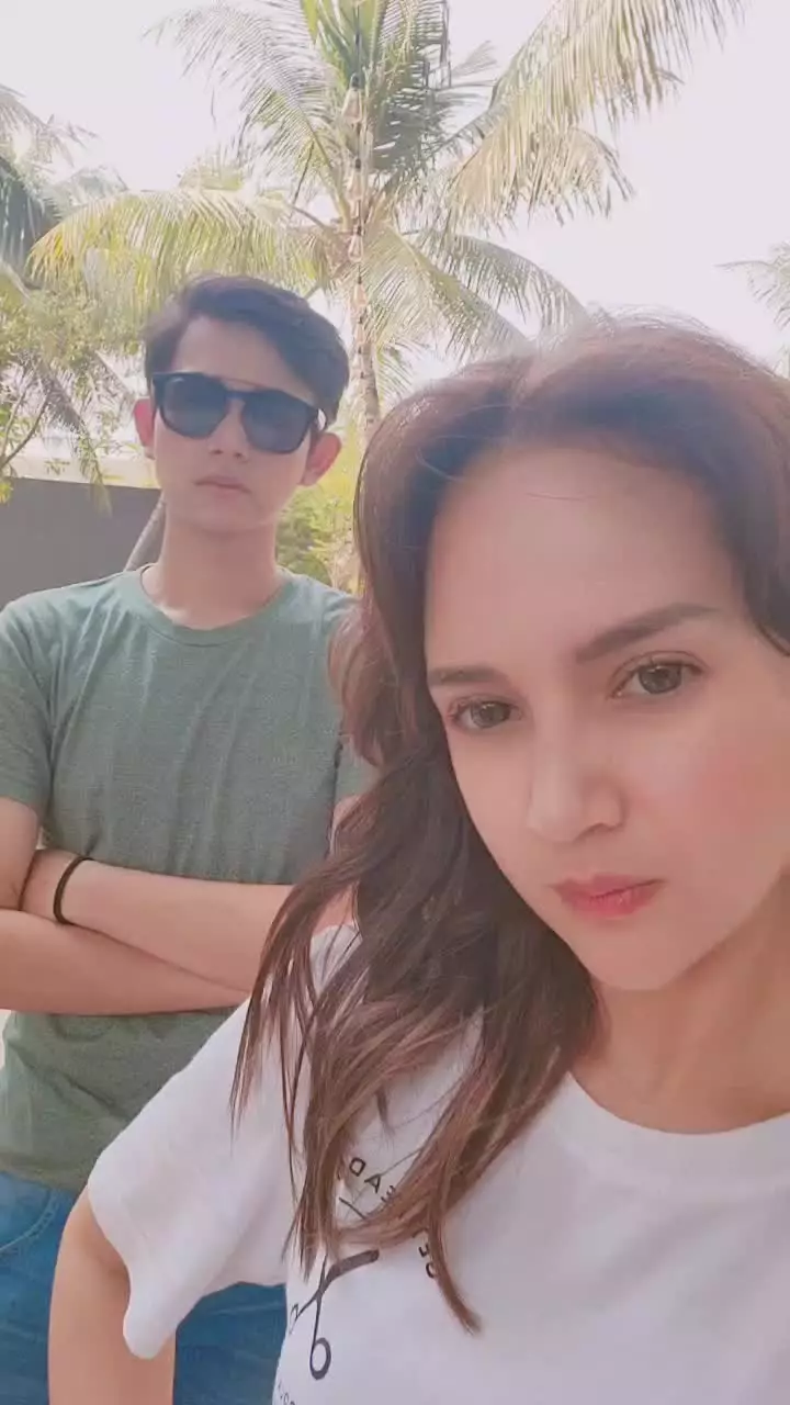 kedekatan angelica dan anak sambung © berbagai sumber kedekatan angelica dan anak sambung © berbagai sumber