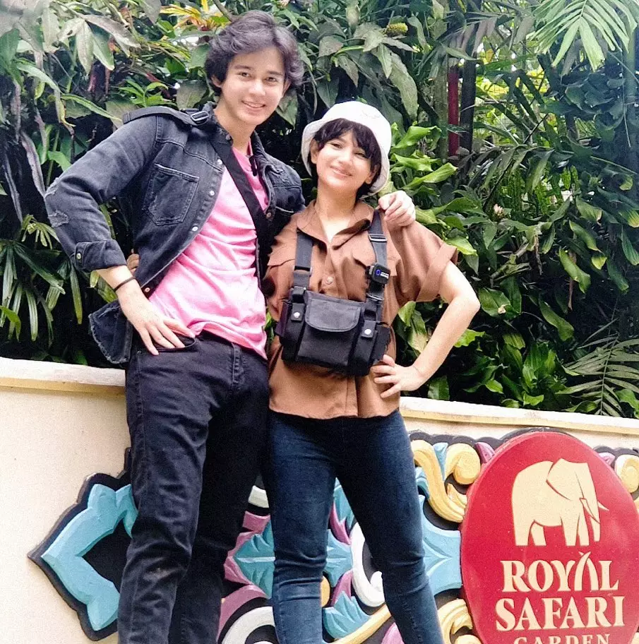 kedekatan angelica dan anak sambung © berbagai sumber kedekatan angelica dan anak sambung © berbagai sumber