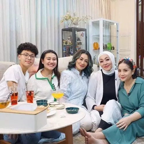 potret kedekatan reza dan angelina sondakh © berbagai sumber potret kedekatan reza dan angelina sondakh © berbagai sumber