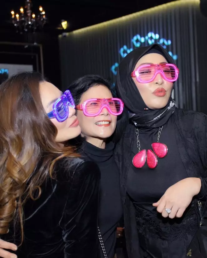 potret kedekatan reza dan angelina sondakh © berbagai sumber potret kedekatan reza dan angelina sondakh © berbagai sumber