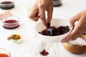 1 Buah ini bisa diubah jadi lip tint yang bikin bibir tampak segar dan cerah alami, begini caranya