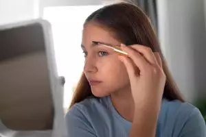 Cengkeh dan kemiri bakar jadi andalan baru bikin alis tebal dan hitam alami tanpa perawatan mahal