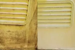 Punya pintu kamar mandi dekil tak perlu langsung diganti, cukup bersihkan dengan 1 bahan dapur ini 