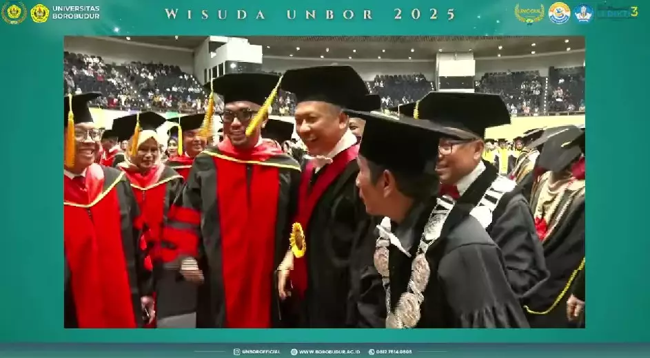 Ahmad Sahroni wisuda S3 © YouTube