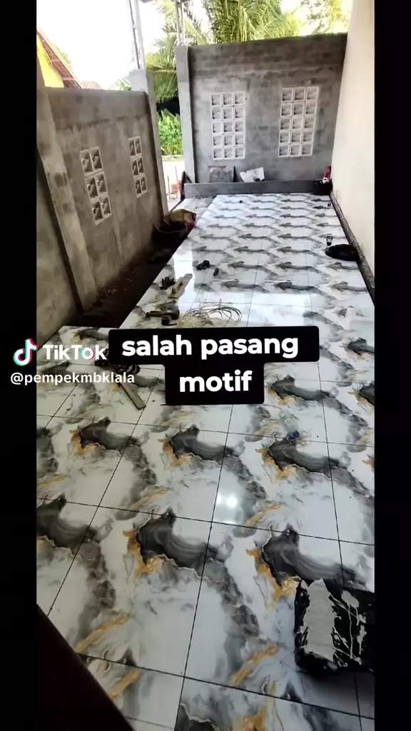 Salah pasang keramik bermotif © 2025 TikTok Salah pasang keramik bermotif © 2025 TikTok