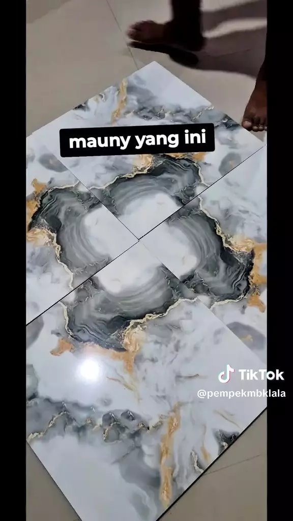 Salah pasang keramik bermotif © 2025 TikTok Salah pasang keramik bermotif © 2025 TikTok