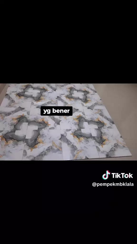 Salah pasang keramik bermotif © 2025 TikTok Salah pasang keramik bermotif © 2025 TikTok