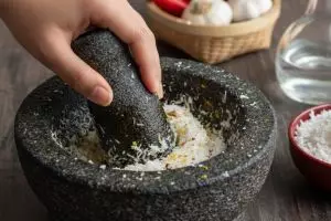 Cobek batu bau bumbu? Ini cara cepat membersihkannya sampai tuntas tanpa sabun