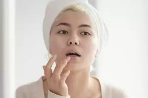 17 Rekomendasi lip serum atasi bibir hitam mulai harga Rp 27 ribu, kembali cerah dan antikering