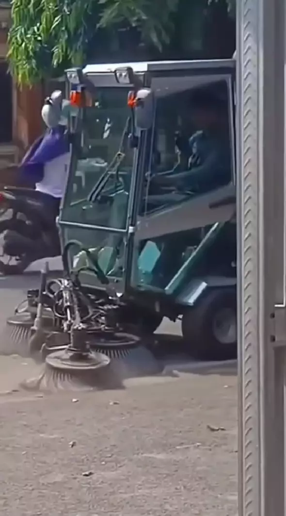 Viral mobil penyapu jalan di Tuban © TikTok Viral mobil penyapu jalan di Tuban © TikTok