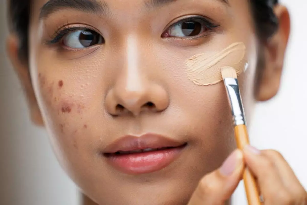 6 Rekomendasi concealer anti cakey, tutupi noda hitam seketika, ringan sepanjang hari