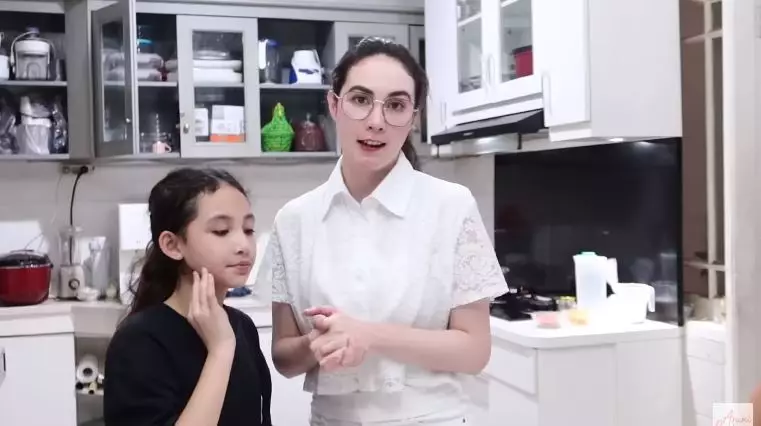 Arumi Bachsin dan putri sulungnya © YouTube