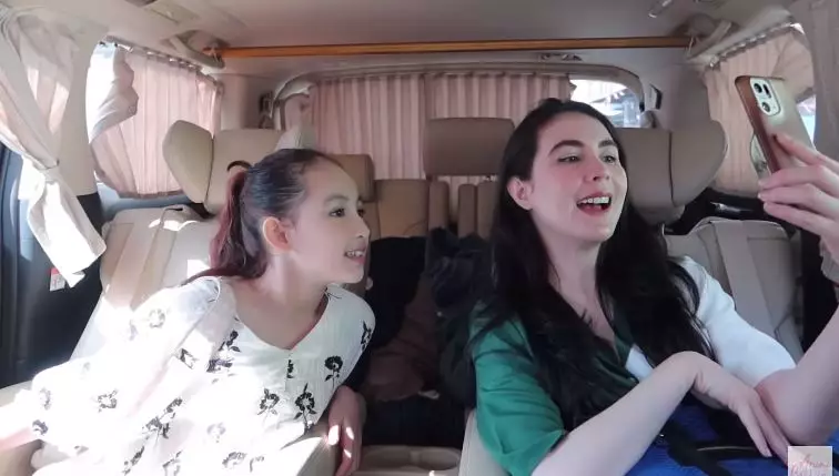 Arumi Bachsin dan putri sulungnya © YouTube