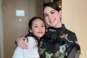 Sering dikira kakak-adik, 9 potret kebersamaan Arumi Bachsin dan putri Sulungnya yang sudah remaja