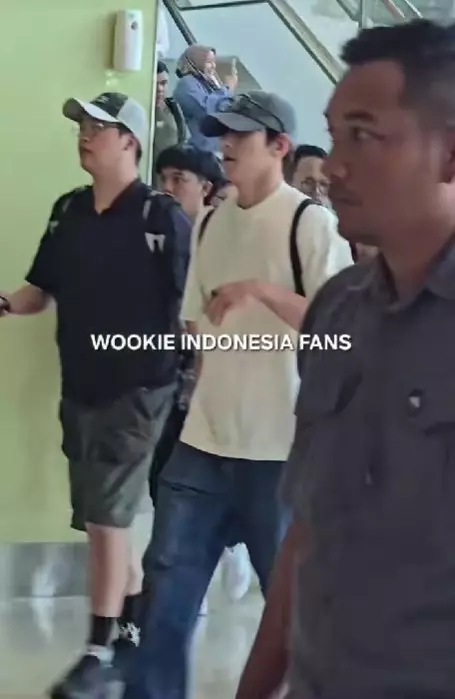 Ji Chang-wook tak jaim makan lesehan © berbagai sumber