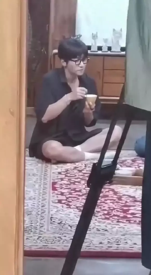 Ji Chang-wook tak jaim makan lesehan © berbagai sumber