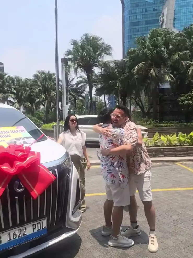 Irfan Hakim ultah dapat hadiah mobil © Instagram Irfan Hakim ultah dapat hadiah mobil © Instagram