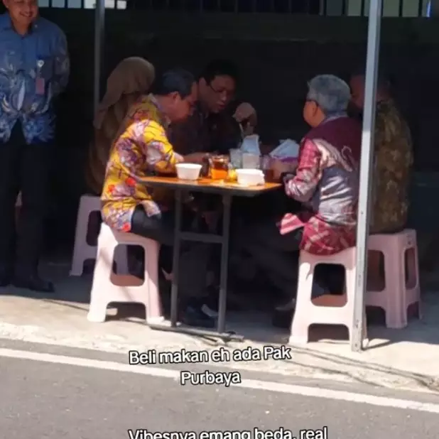 7 Potret Menkeu Purbaya jajan penyetan di pinggir jalan bareng pegawai, tanggapannya bikin salut