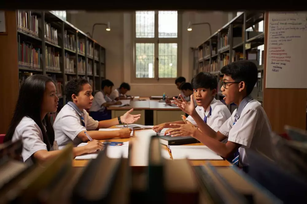 Contoh teks argumentasi tentang sekolah © 2025 brilio.net Contoh teks argumentasi tentang sekolah © 2025 brilio.net