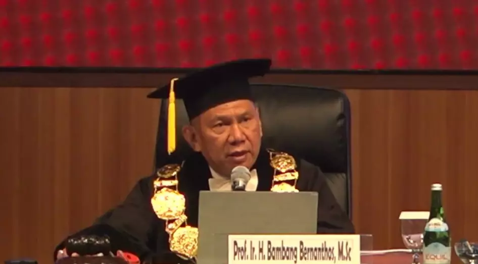 Ahmad Sahroni saat jalani sidang disertasi © YouTube