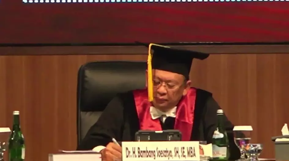 Ahmad Sahroni saat jalani sidang disertasi © YouTube