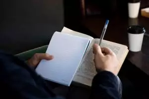 Apa itu majas personifikasi? Pahami pengertian, ciri, dan contohnya yang mudah dipahami