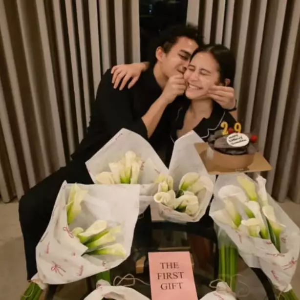 Bahagia dapat pacar royal, 5 potret Prilly Latuconsina pamer dapat 5 kado ultah ke-29 dari Omara