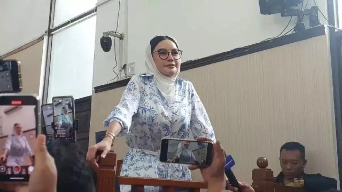 Ditegur kurang sopan oleh jaksa, Nikita Mirzani tampil berhijab saat bacakan nota pembelaan