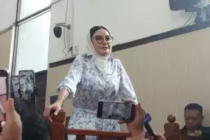 Ditegur kurang sopan oleh jaksa, Nikita Mirzani tampil berhijab saat bacakan nota pembelaan