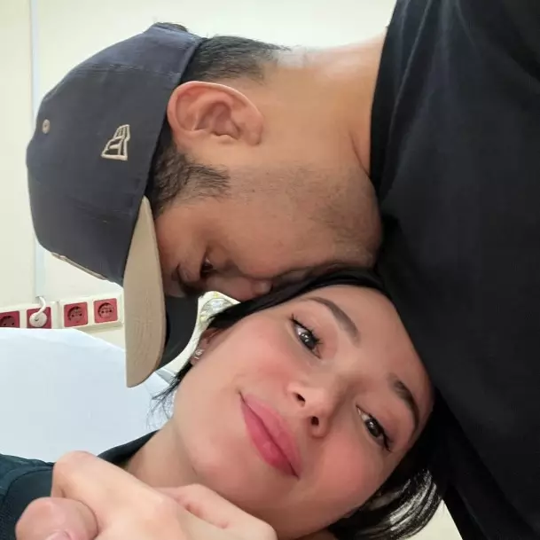 5 Kronologi Asmirandah jatuh di kamar mandi hingga operasi karena kaki robek, Jonas Rivanno panik