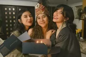 Dikenal dengan sosok introvert, ternyata Sheila Dara punya geng pertemanan, ini 10 potret kompaknya