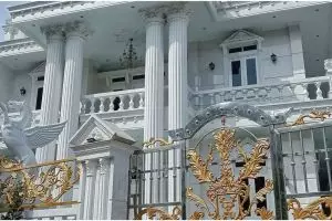 Penampakan ular nongkrong di depan pagar rumah mewah di Garut ini bikin gagal fokus, disangka patung