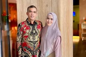 Disangka mertua ternyata suami, ini 11 potret mesra Meggy Wulandari & Mamad Muhammad yang beda 8 tahun
