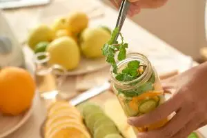 Trik membuat minuman kolagen sederhana, ampuh bikin wajah 10 tahun lebih muda andalkan 1 biji-bijian