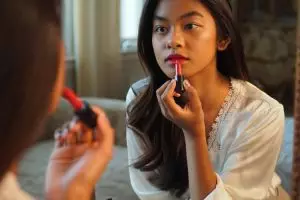 Biar nggak kusam lagi, ini 7 lipstik yang paling cocok untuk bibir gelap dan kering