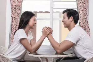 100 Kata-kata cinta bahasa Jawa halus 2025, cara romantis ungkapkan perasaan dengan sopan