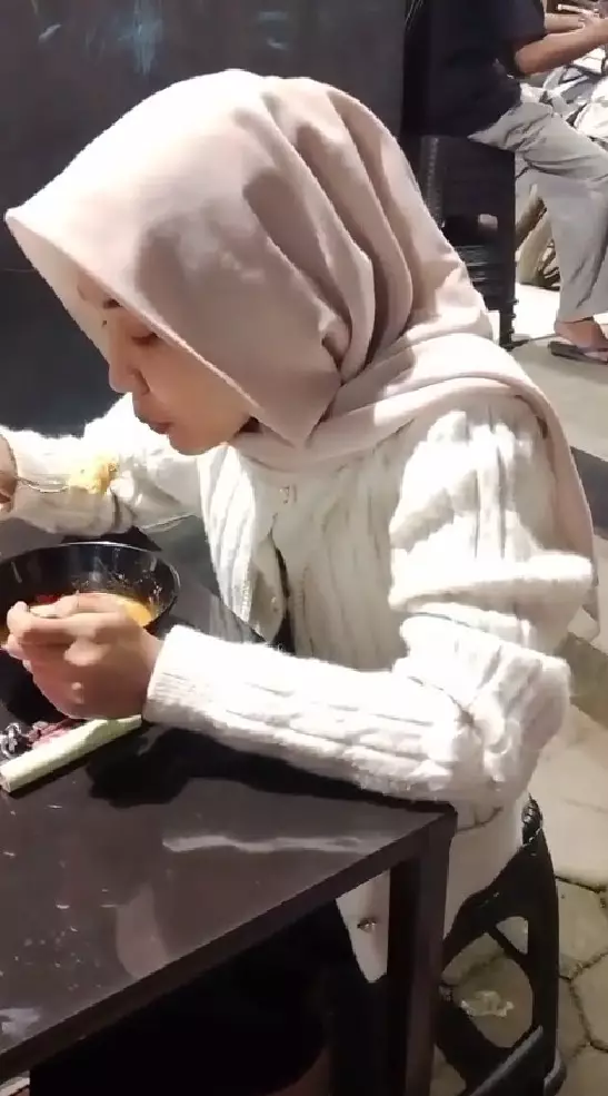 cewek pinjam KTP teman buat beli iPhone © TikTok
