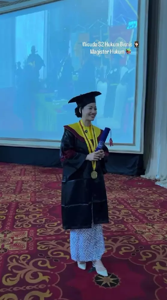 Kerenina Sunny wisuda S2 © Instagram Kerenina Sunny wisuda S2 © Instagram