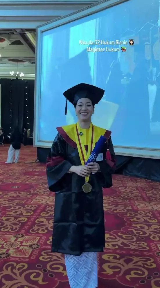 Kerenina Sunny wisuda S2 © Instagram Kerenina Sunny wisuda S2 © Instagram