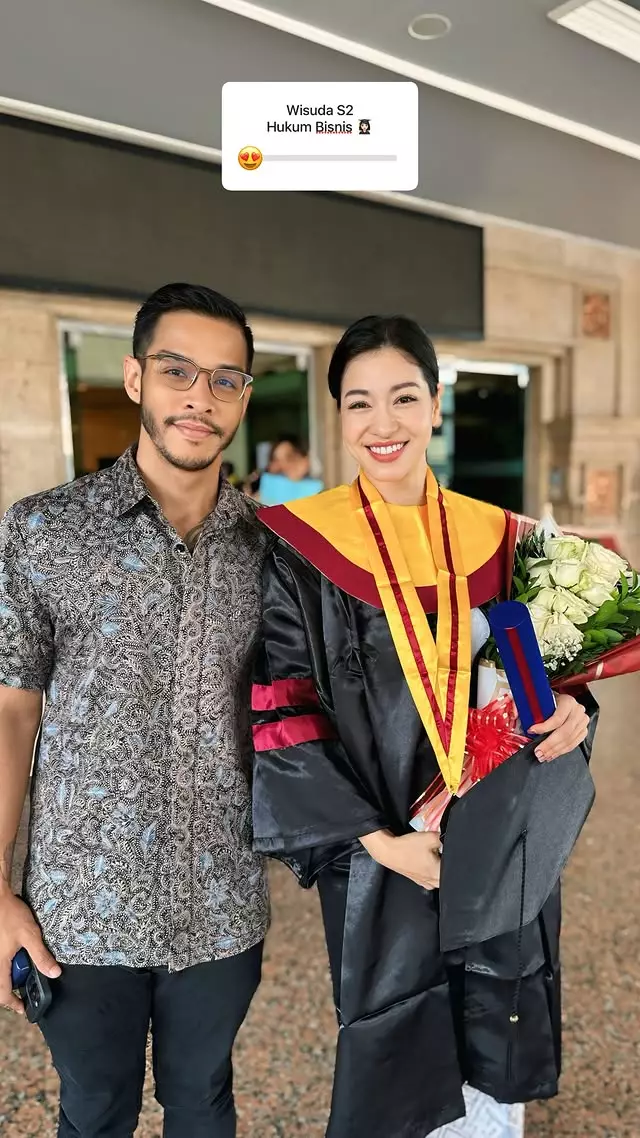 Kerenina Sunny wisuda S2 © Instagram Kerenina Sunny wisuda S2 © Instagram