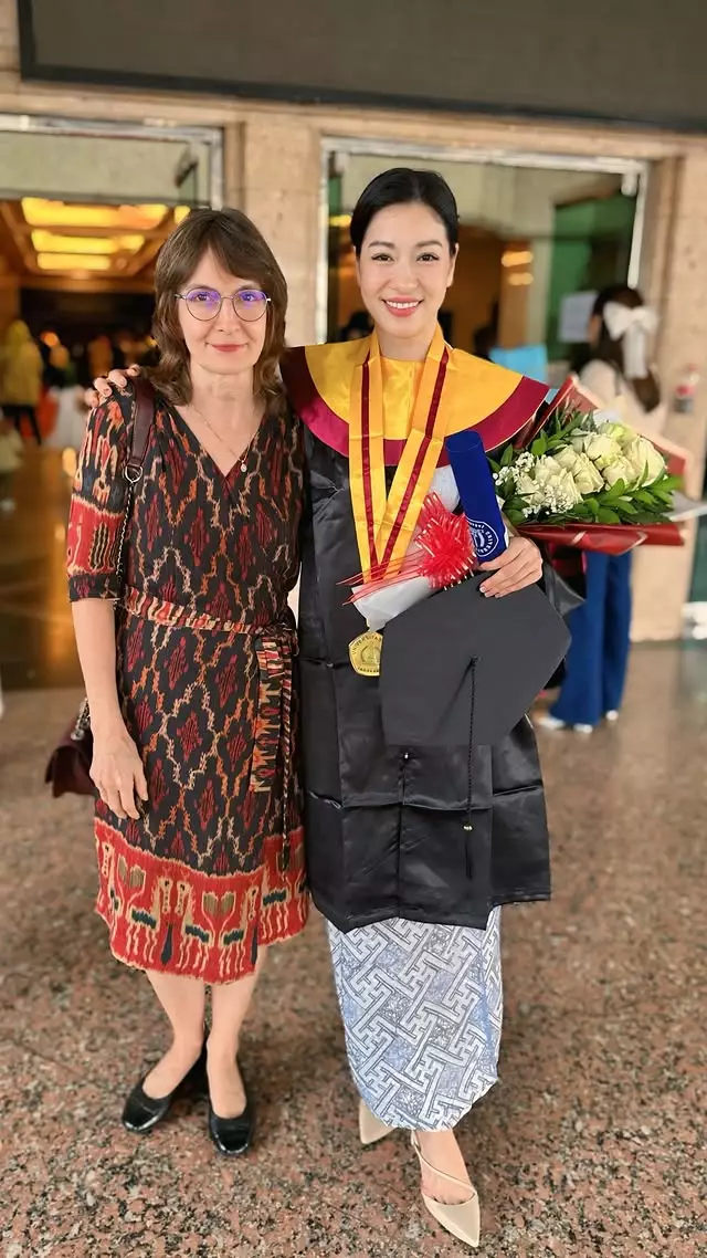 Kerenina Sunny wisuda S2 © Instagram Kerenina Sunny wisuda S2 © Instagram