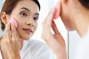 6 Rekomendasi foundation terbaik untuk kulit berminyak di bawah Rp100 ribu