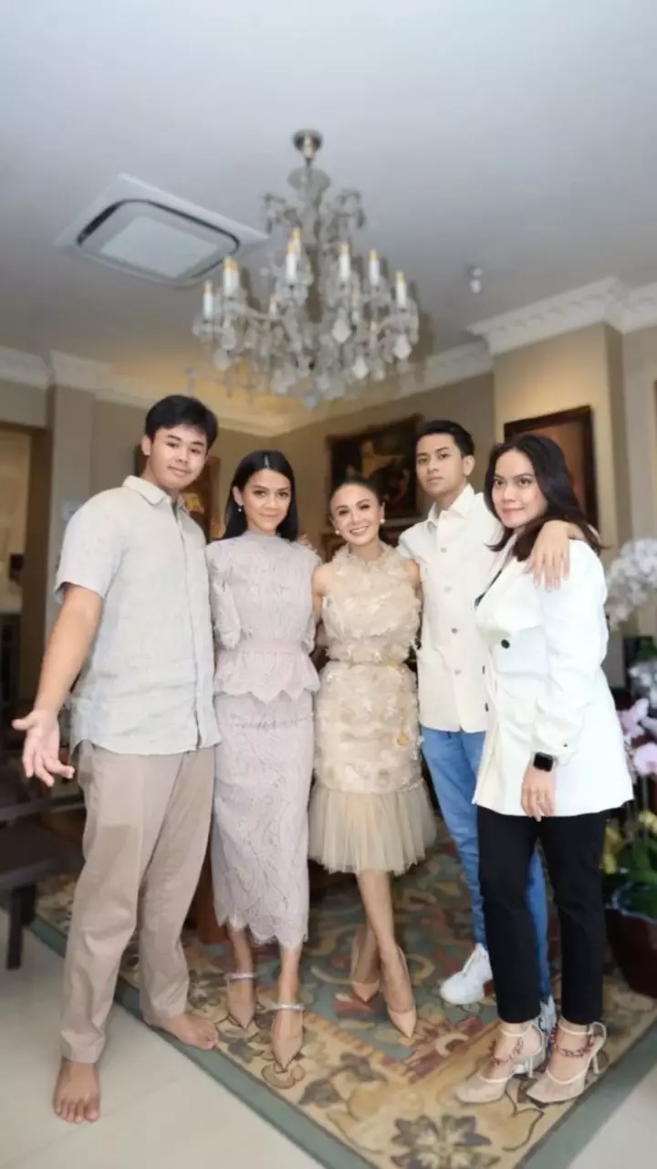 potret kehangatan penyanyi dan anak sambung © instagram