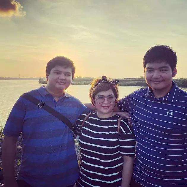 potret kehangatan penyanyi dan anak sambung © instagram