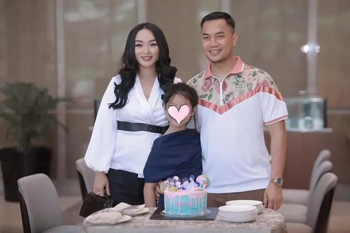 potret kehangatan penyanyi dan anak sambung © instagram