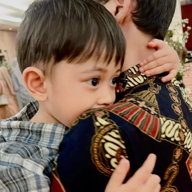 Beni Mulyana dengan putra sambungnya © Instagram